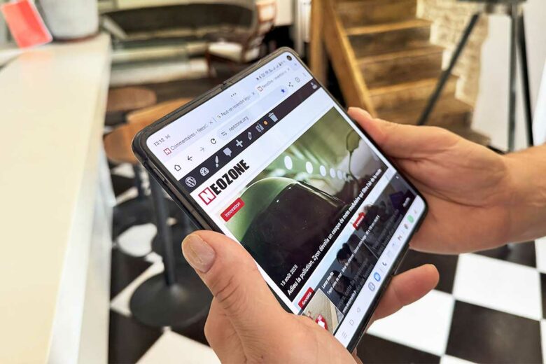 Un téléphone pliable.