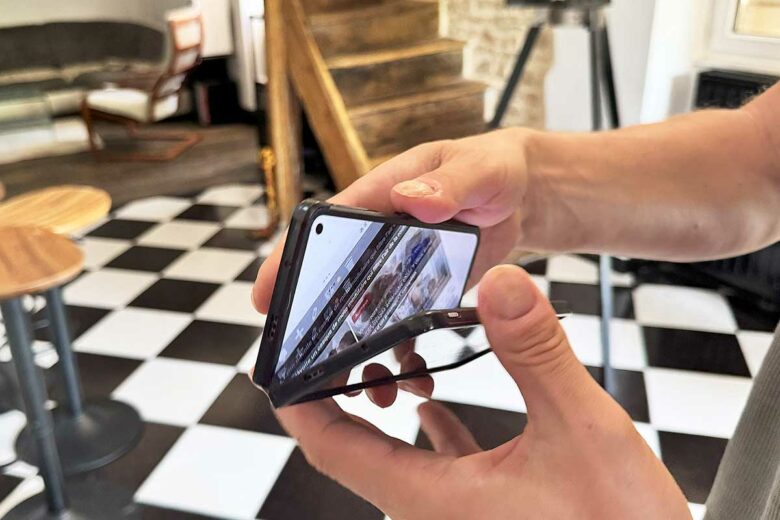 Ouverture d'un smartphone pliable.