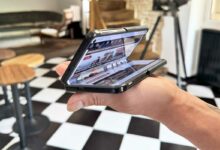 Un smartphone avec écran pliable.