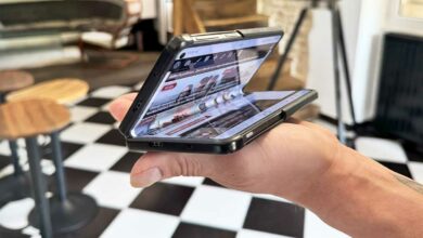Un smartphone avec écran pliable.