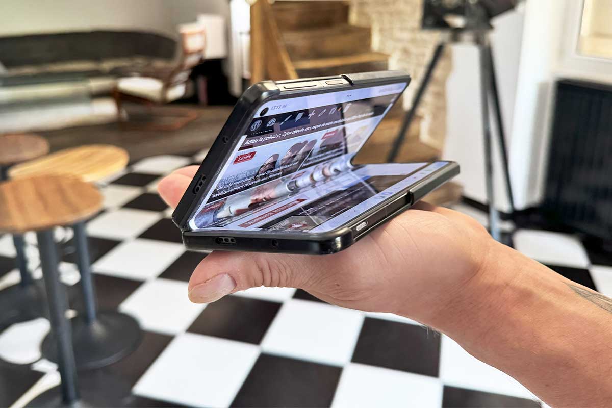 Un smartphone avec écran pliable.