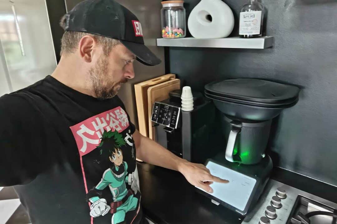 Un homme et son Thermomix.