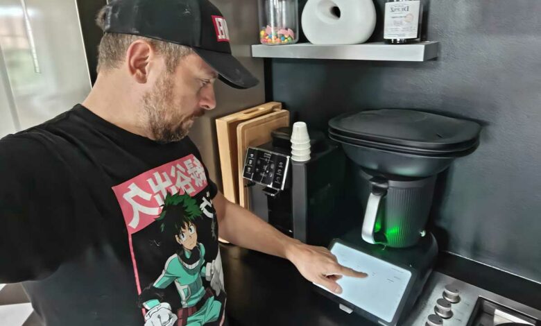Un homme et son Thermomix.