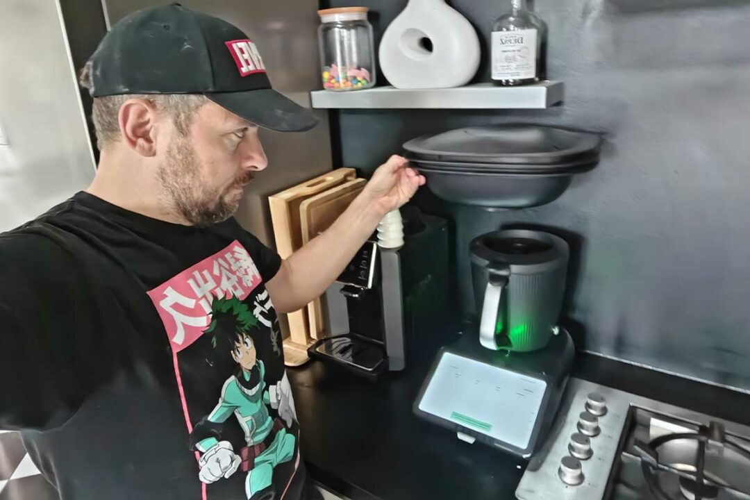 Un homme devant un Thermomix TM7.
