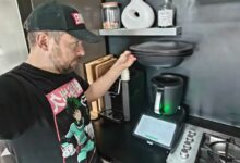 Un homme devant un Thermomix TM7.