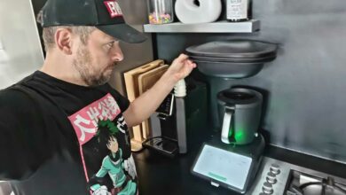 Un homme devant un Thermomix TM7.