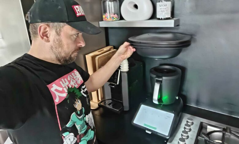 Un homme devant un Thermomix TM7.