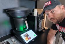 Un Thermomix TM7 sur un plan de travail.