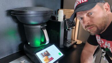 Un Thermomix TM7 sur un plan de travail.