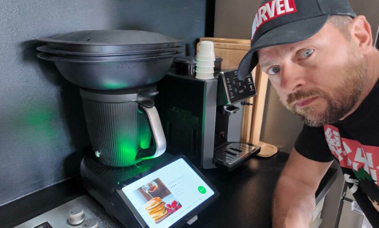 Un Thermomix TM7 sur un plan de travail.