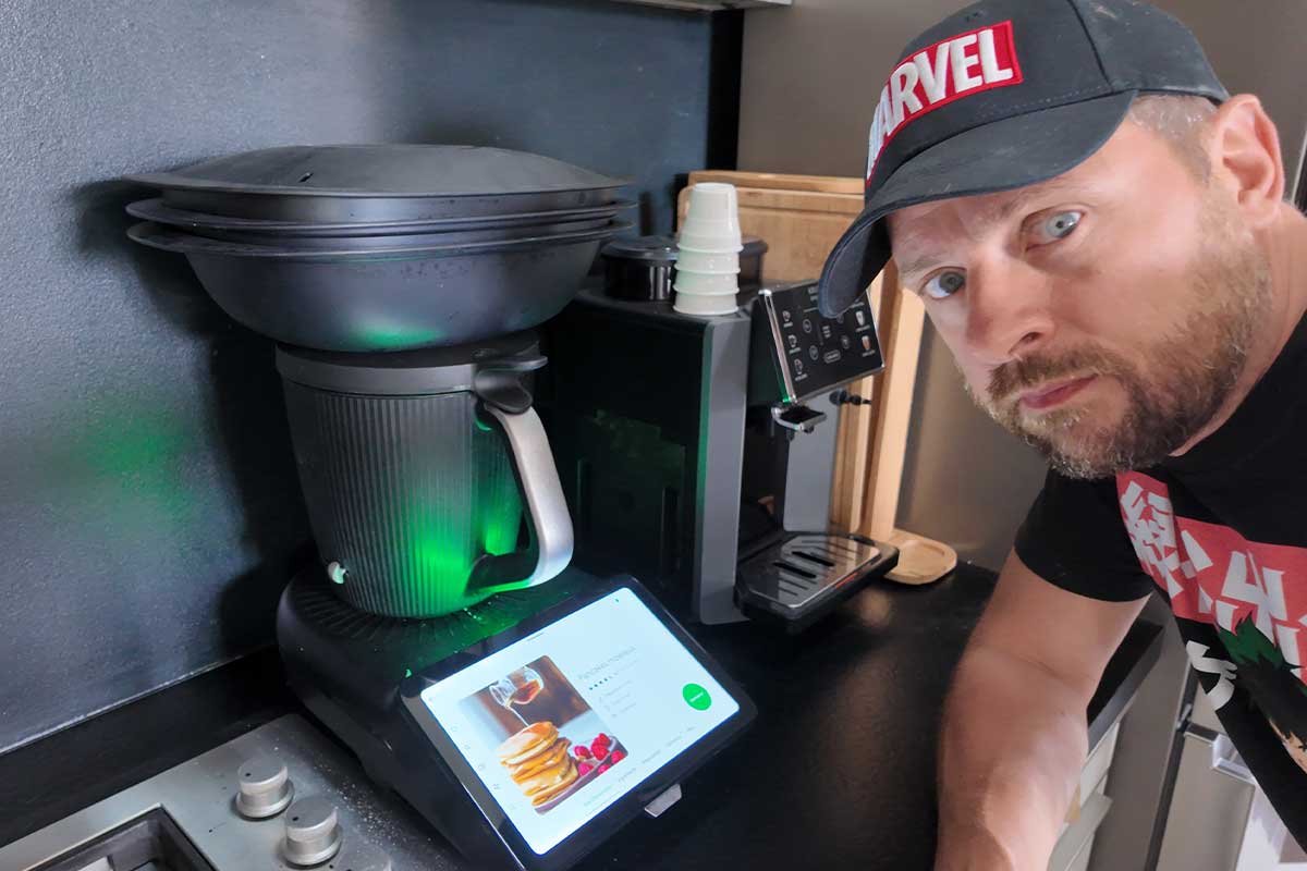 Un Thermomix TM7 sur un plan de travail.