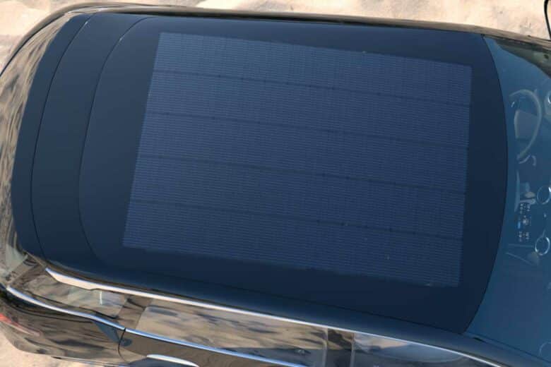 Un toit de voiture en verre photovoltaïque.