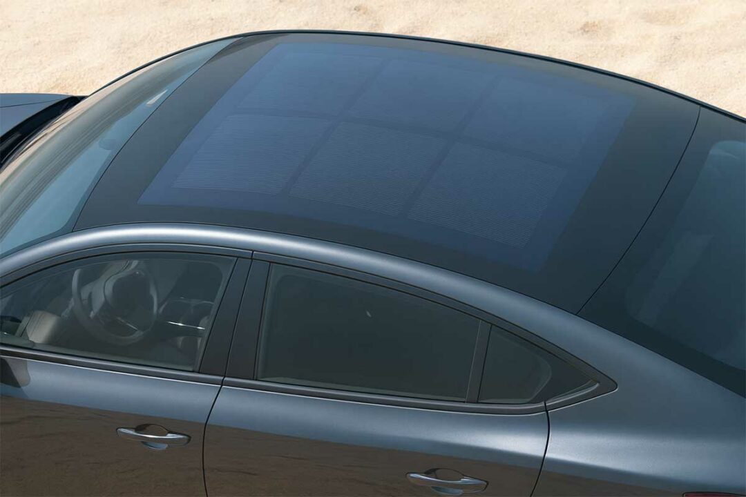 Un toit de voiture en verre avec des cellules solaires.