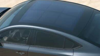 Un toit de voiture en verre avec des cellules solaires.