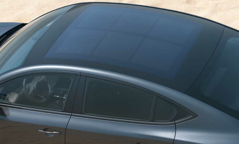 Un toit de voiture en verre avec des cellules solaires.