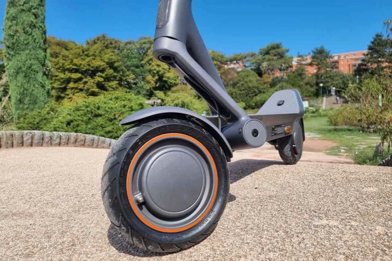 L'avant d'une trottinette en gros plan.