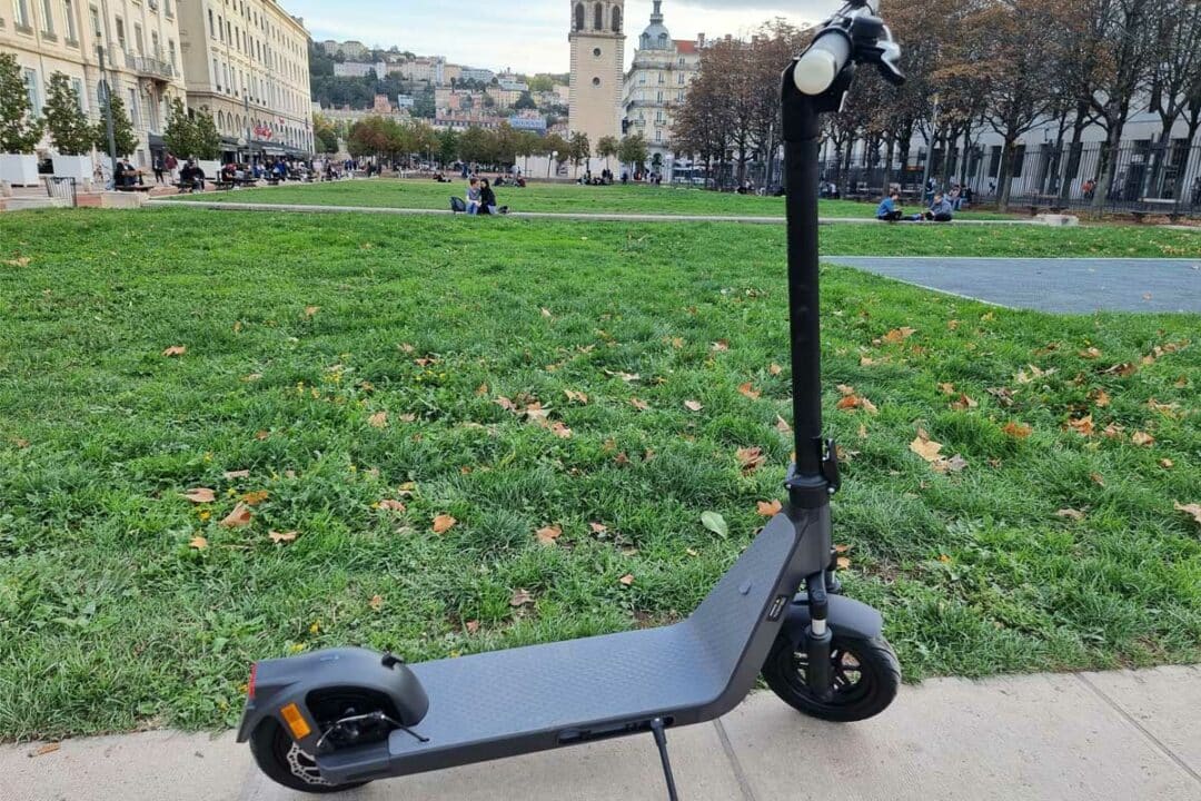 Une trottinette garée en ville.