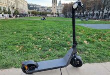 Une trottinette garée en ville.