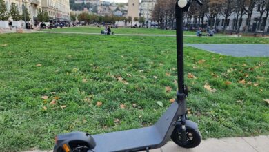 Une trottinette garée en ville.