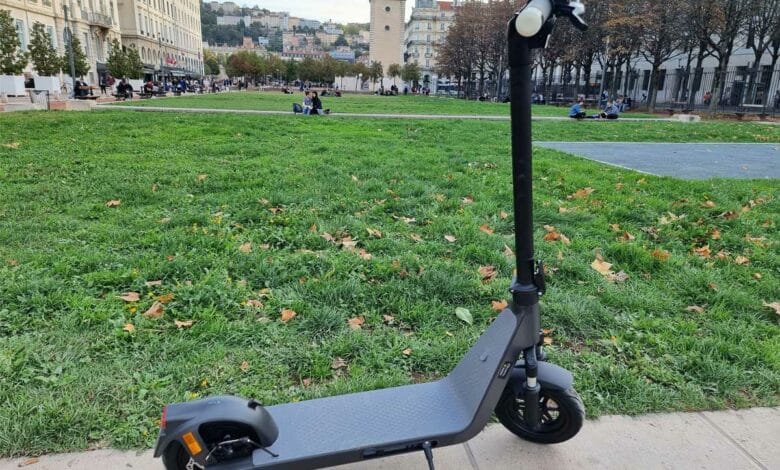 Une trottinette garée en ville.