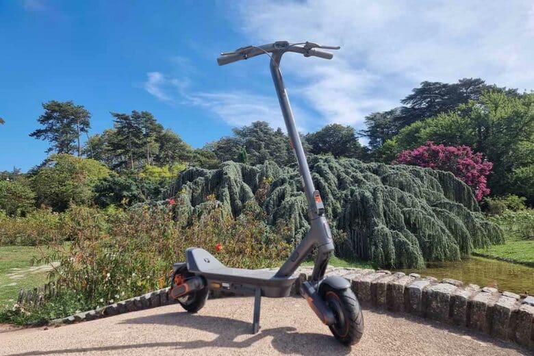 Une trottinette dans un parc.
