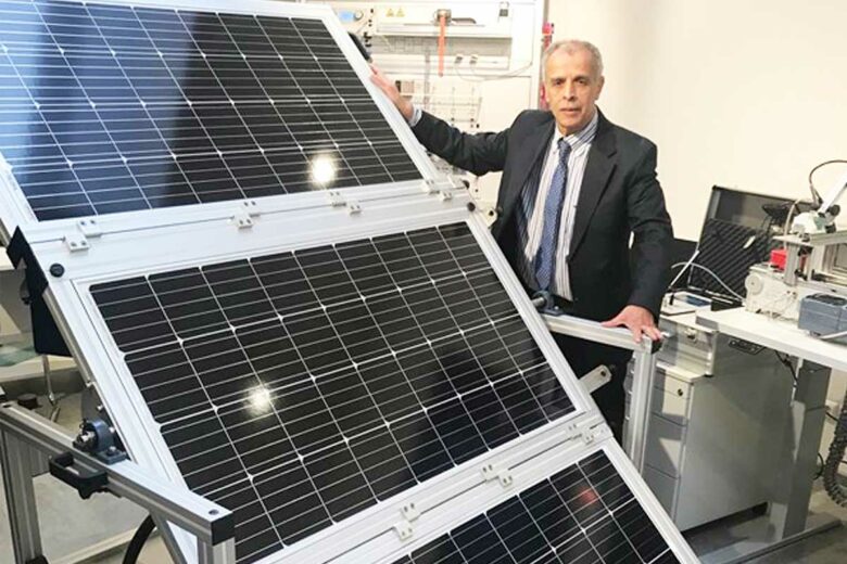 L'inventeur devant sa valise solaire.