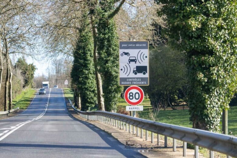 Un panneau annonçant un radar sur une route limitée à 80 km/h.