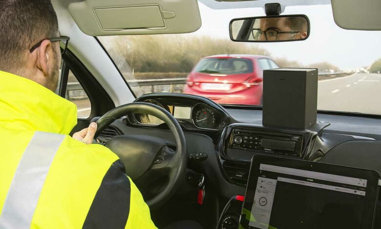 L'intérieur d'une voiture radar.