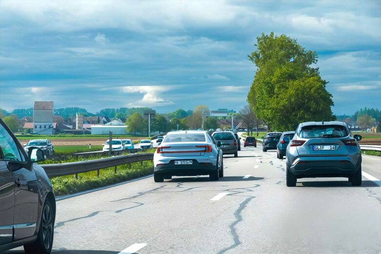Circulation sur route de véhicules.