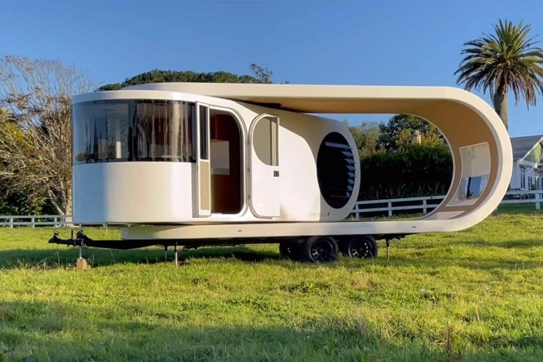 Romotow, une caravane qui peut pivoter pour laisser place à un salon extérieur.