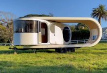 Romotow, une caravane qui peut pivoter pour laisser place à un salon extérieur.