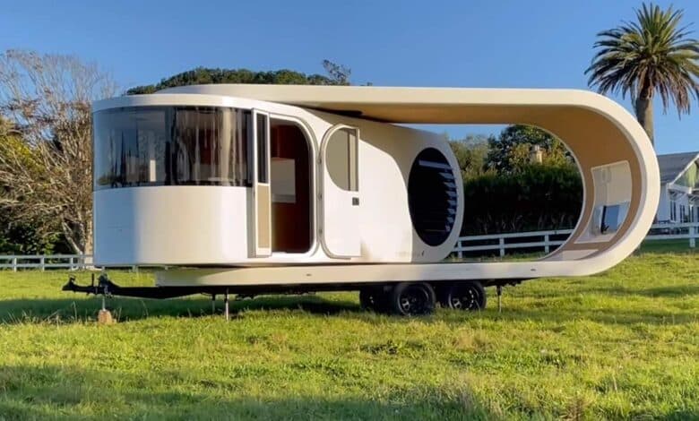 Romotow, une caravane qui peut pivoter pour laisser place à un salon extérieur.