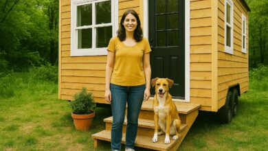 Une femme et son chien devant une tiny house.