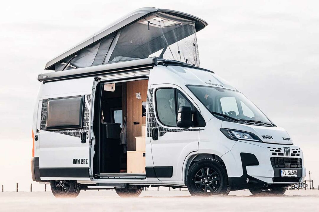 Sunlight Vanlife, un van avec un toit relevable.