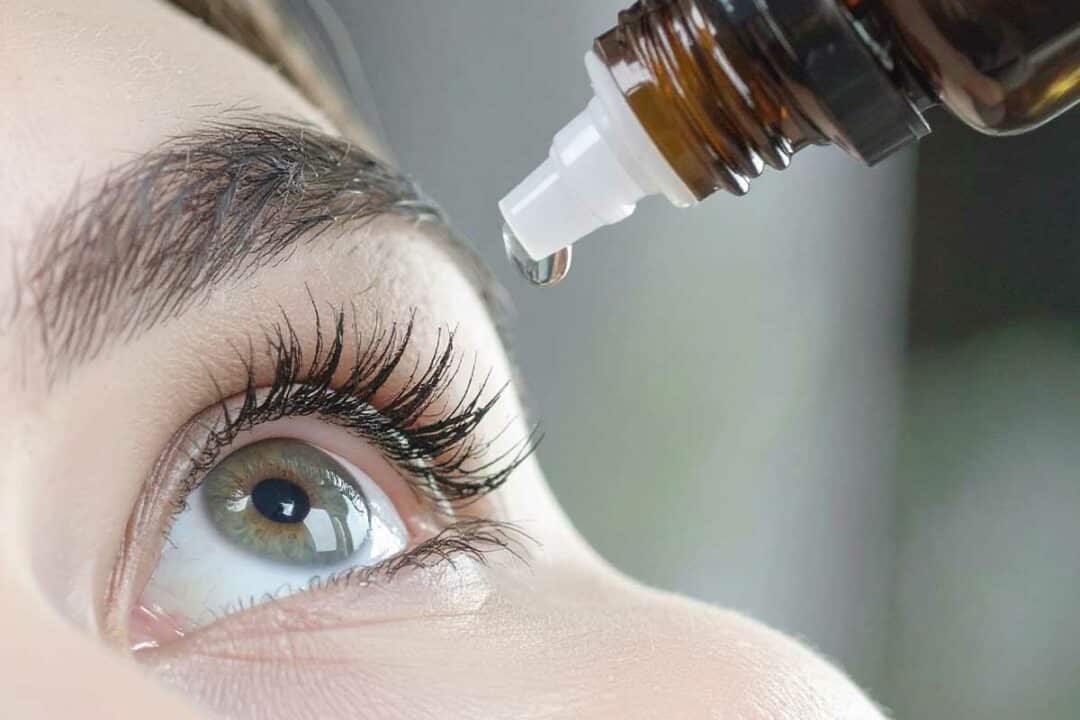 Des gouttes dans les yeux.
