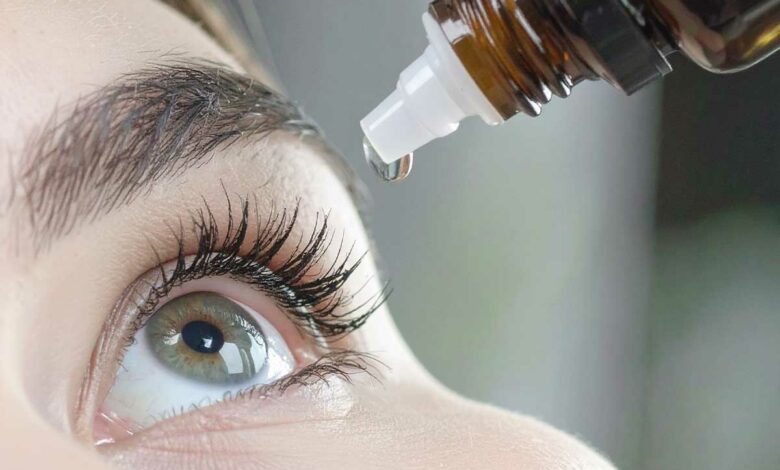 Des gouttes dans les yeux.