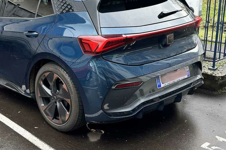 Une voiture avec les plaques masquées.