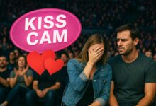 Un couple pris en kisscam.