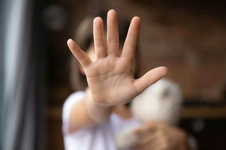 Une personne refuse d'être photographiée.