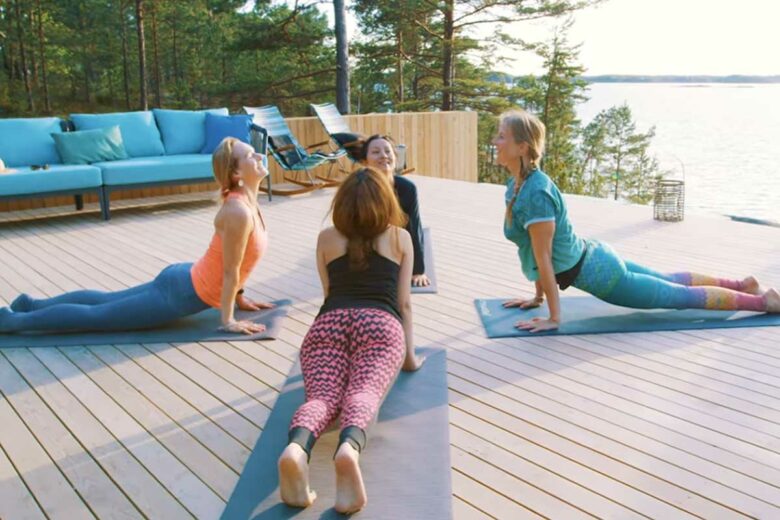Des femmes font du yoga.