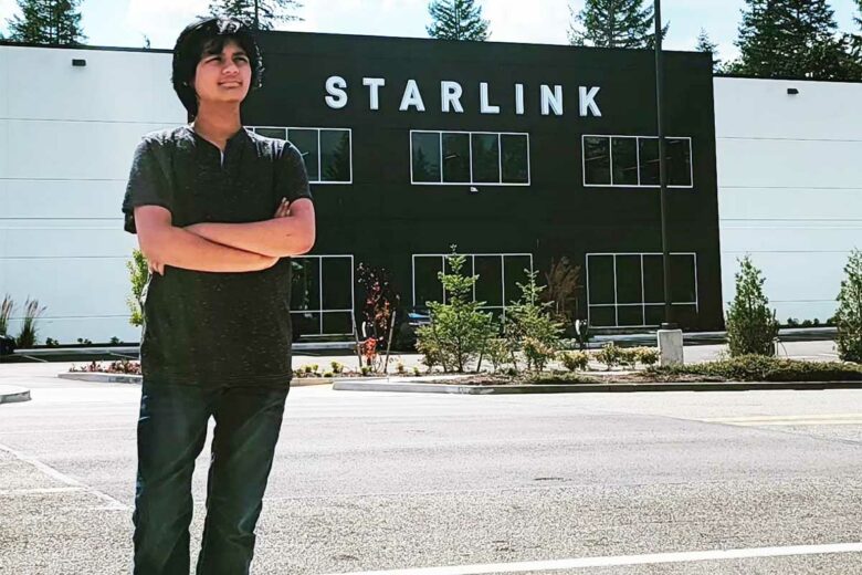 Kairan devant les locaux de Starlink.