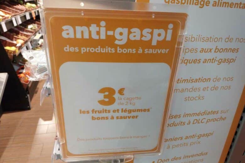 Un rayon anti gaspillage dans un supermarché.