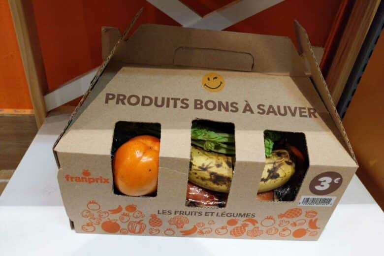 Un panier avec des produits à consommer rapidement.