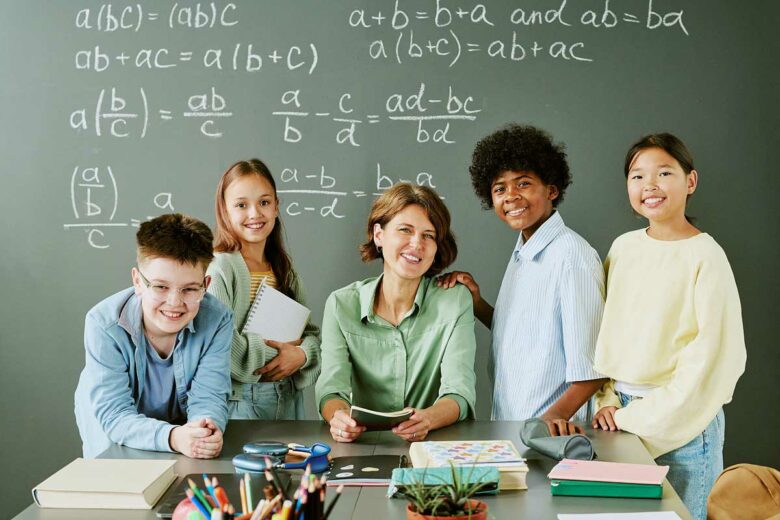 Des élèves et leur professeur.