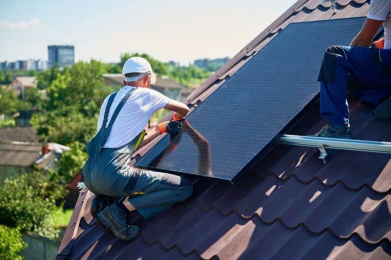 Un installateur de panneaux solaires.