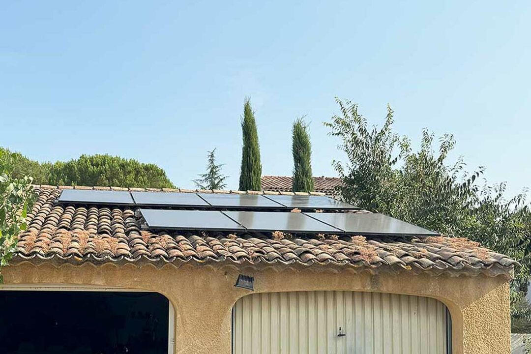 Une installation solaire sur une toiture.