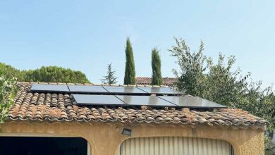 Une installation solaire sur une toiture.