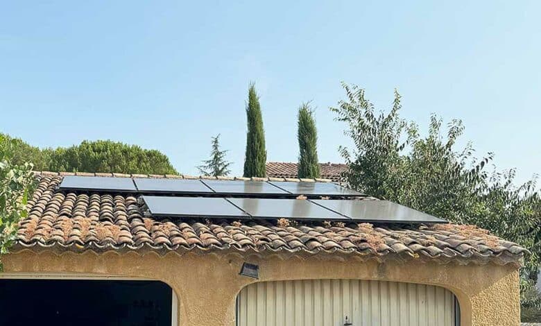 Une installation solaire sur une toiture.