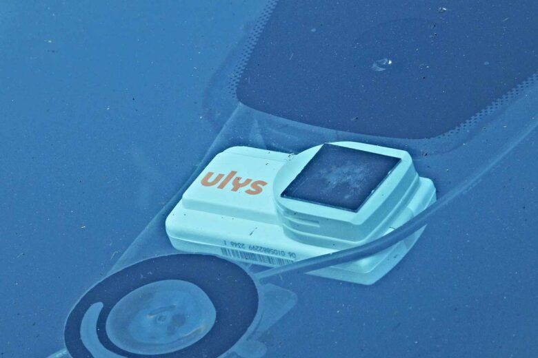 Un badge télépéage installé derrière le pare-brise.
