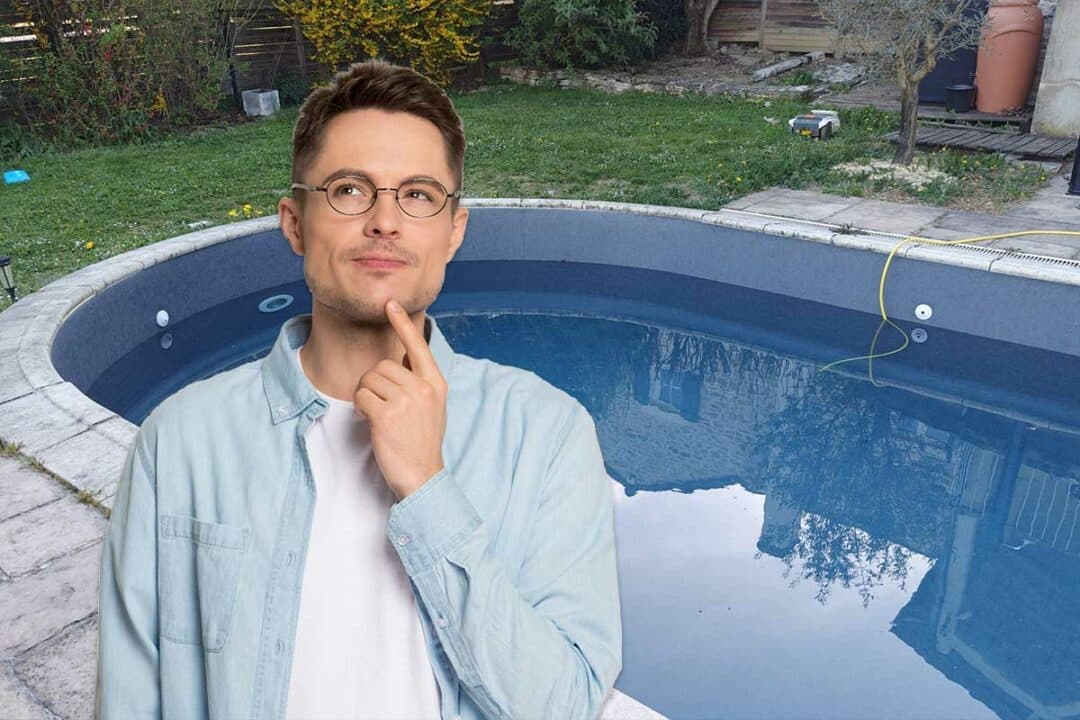 Une piscine en cours de remplissage.